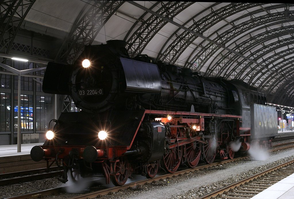 03 2204 Dresden-Hbf am 20.02.2010. Hier wartend auf die Rckfahrt nach Cottbus. Wei jemand etwas ber den Schaden der auf der Heimfahrt an der Lok entstand?