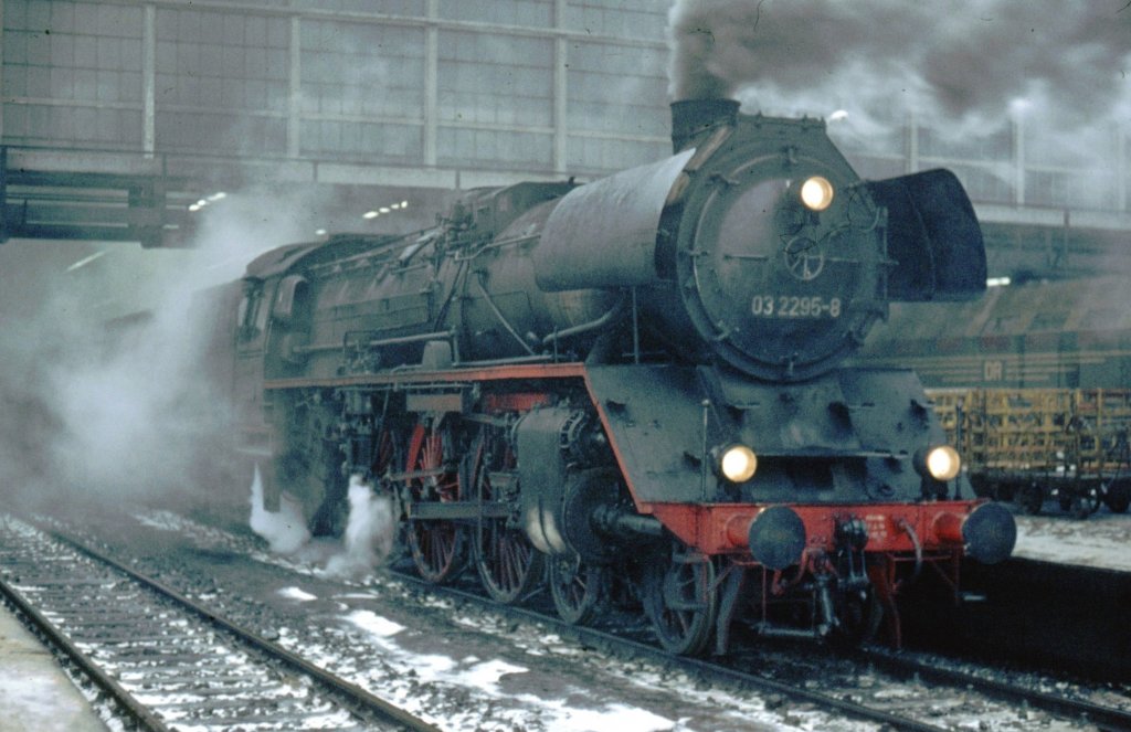 03 2295-8 Berlin-Ostbahnhof im Januar 1976 - bei strengem Frost