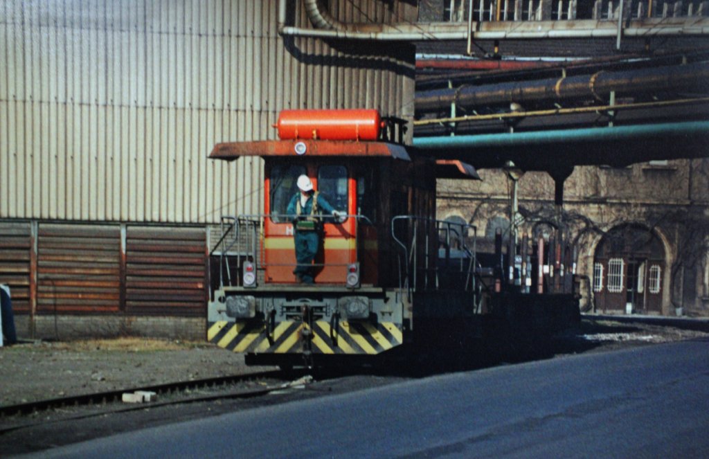 03.05.1992 - Historisches Foto

Werklok Nr 71 der VSG, beim verschieben der letzten Restauftr�ge des Walzwerks, ...
Nur sehr wenige d�rften diese Stelle heute wieder erkennen.

Die gro�e Walzwerkhalle ist l�ngst abgerissen, heute befindet sich dort der Parkplatz vom Industriemuseum.
Das Gleis ist nat�rlich auch l�ngst verschwunden.

Rechts ist heute der Haupteingang vom Indrustriemuseum...

