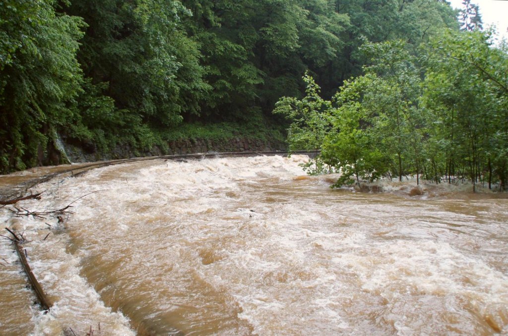 03.06.2013, hier zeigt sich warum der Zugverkehr ruht, bersplte Gleise im Grund zwischen Rabenau und Spechtritz. Hier waren beim Hochwasser 2002 die Zerstrungen extrem. Am heutigen Nachmittag war es noch nicht so schlimm, aber stellt bitte das Wasser ab!