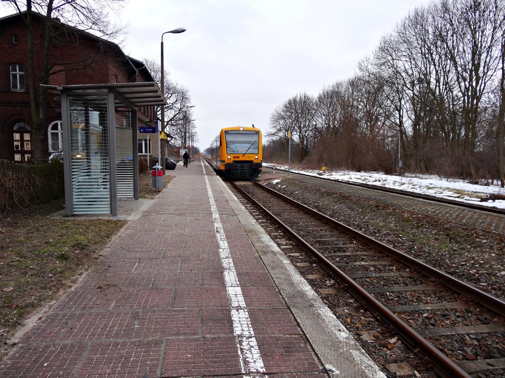 04. April 2013 - VT 650.77 als RB60 nach Berlin-Lichtenberg beim halt in Letschin.