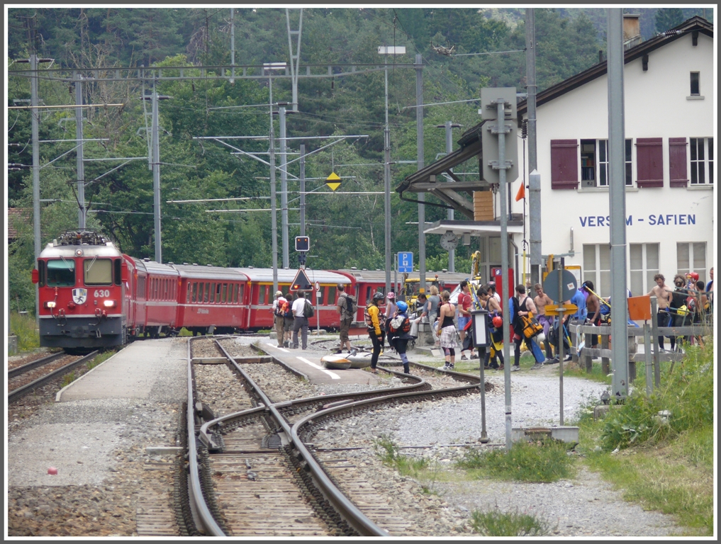 04.07.2010 14Uhr17 und 10 Sekunden. RE 1236 mit Ge 4/4 II 630  Trun  fhrt in Versam-Safien ein.