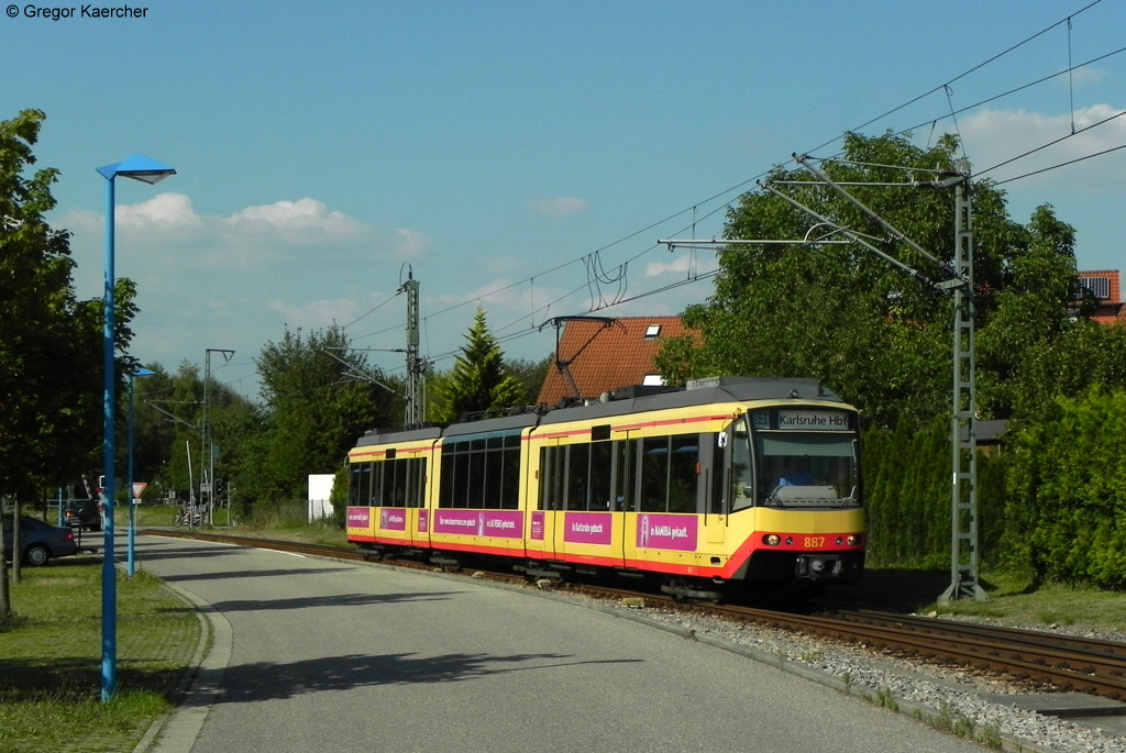 04.07.2011: Wagen 887  besserreisen.com  fhrt als S31 aus Odenheim in den Bahnhof Ubstadt Ort ein.