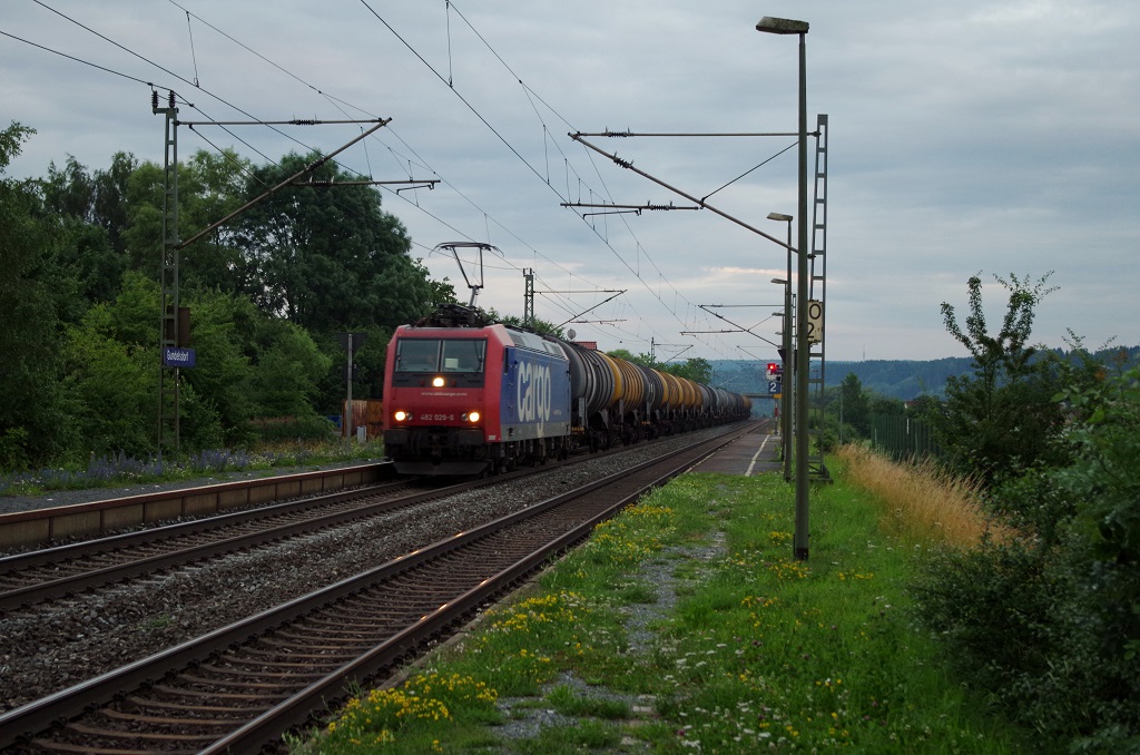 04.07.2013 / 21:14 Uhr: 482 029 SBB Cargo mit Kesselwagenzug gen Saalfeld in Gundelsdorf.