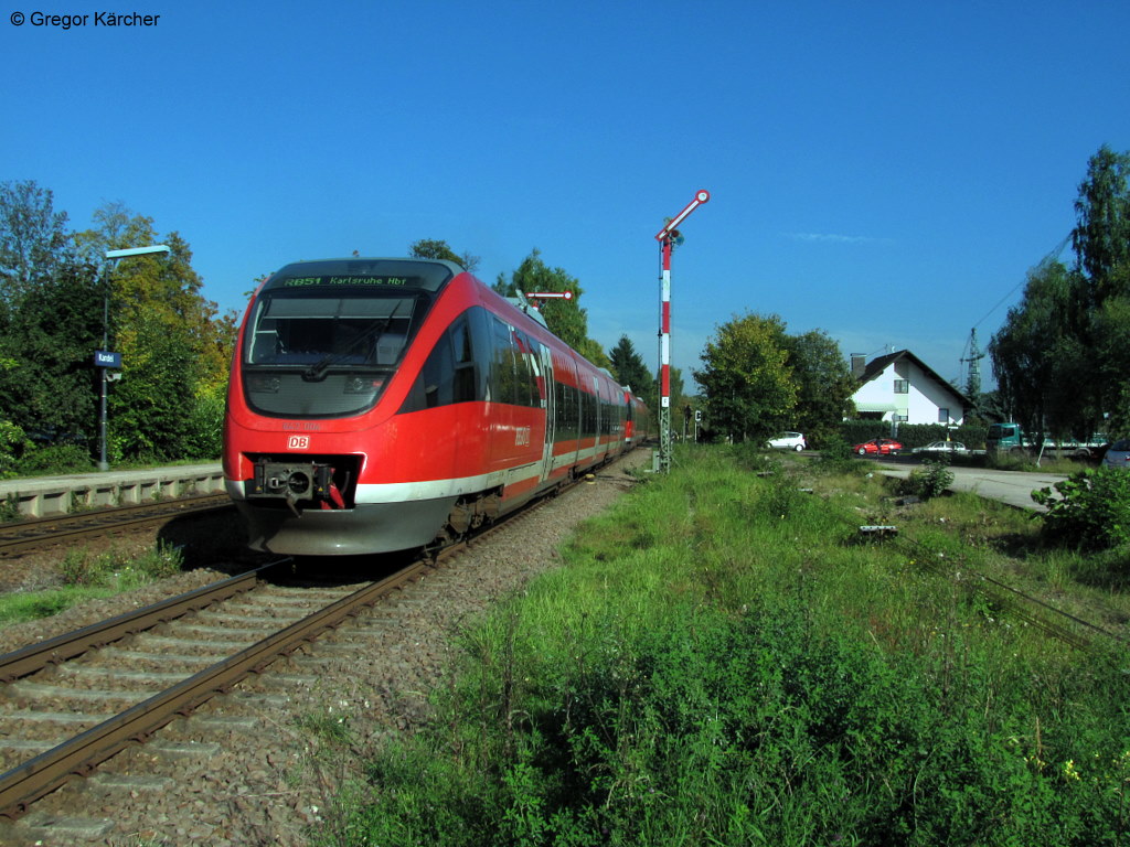 04.10.2010: VT 643 ??? und VT 643 004 unterwegs als RB 18527 (Neustadt (Weinstrae) Hbf - Karlsruhe Hbf). Hier verlassen Sie den Bahnhof Kandel.