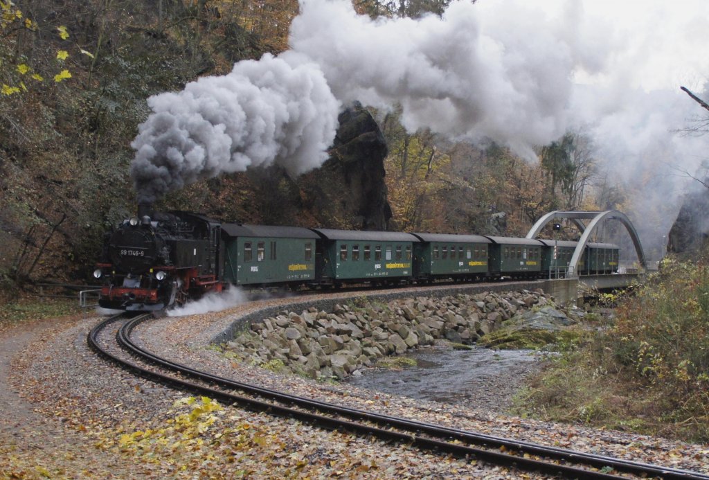 04.11.2012, 99 1746-9 im Herbst und bei Regenwetter an der Stabbogenbrcke in der Ausfahrt Rabenau