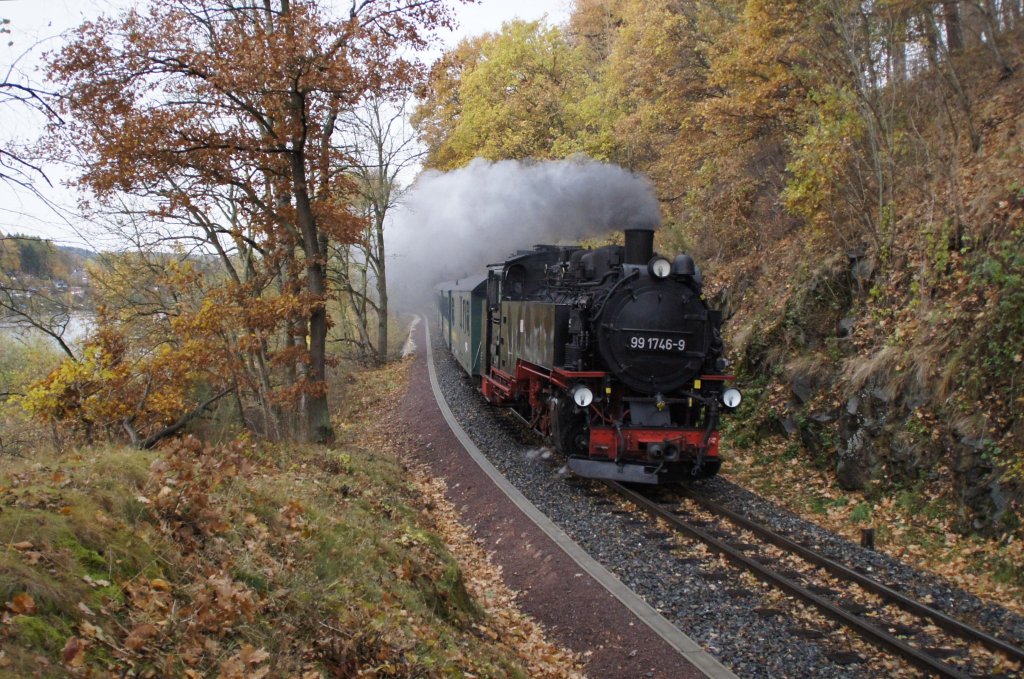 04.11.2012, 99 1746-9, Herbst und Regen an der Weieritztalbahn, hier zwischen Malter und Dippoldiswalde an der Talsperre Malter