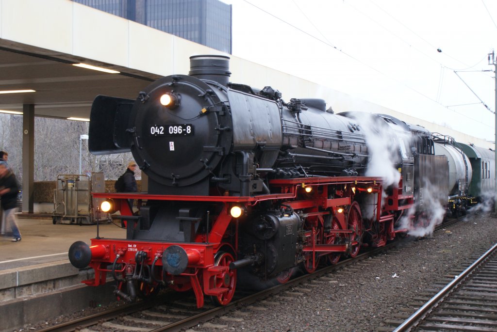 042 096-8 kurz nach ihrer Ankunft im Hannover Hbf. am 19.02.2011.