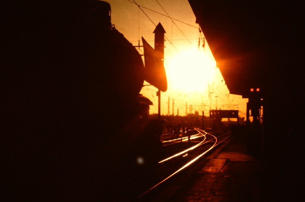 042 245-1 und das Bahnsteigdach geben den Rahmen fr den Sonnenuntergang am 20. Oktober 1975 ber dem Reiterstellwerk von Paderborn.