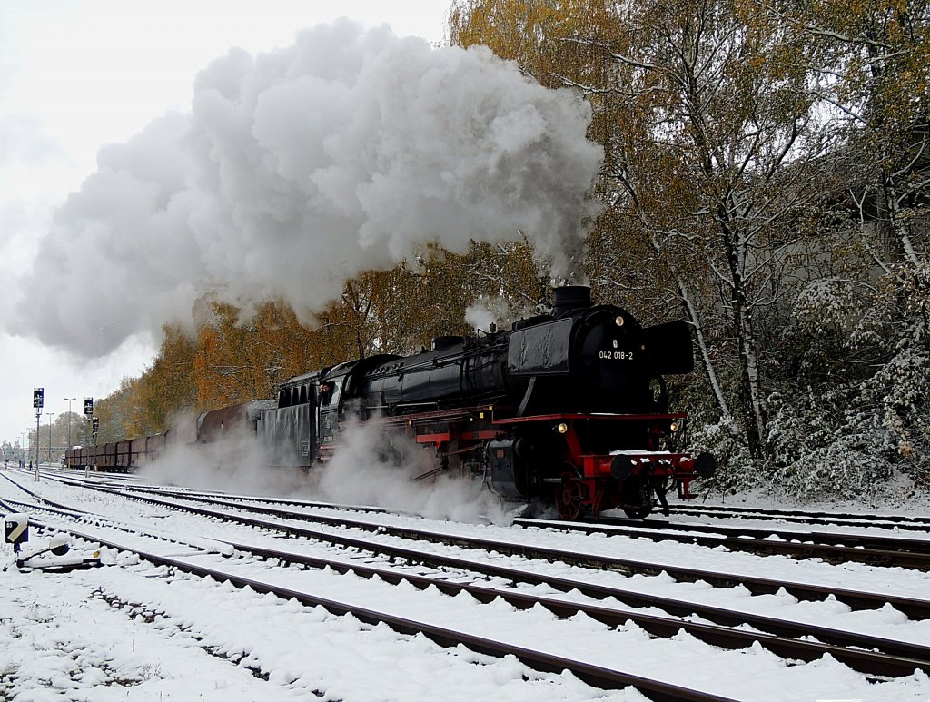  042018-2  verlsst mit SGAG48483, sowie einer fr Dampfzugbetrieb eher untypischen Fals-Wagengarnitur, den Bahnhof Ried in Richtung Heimatbhf. Augsburg; 121028