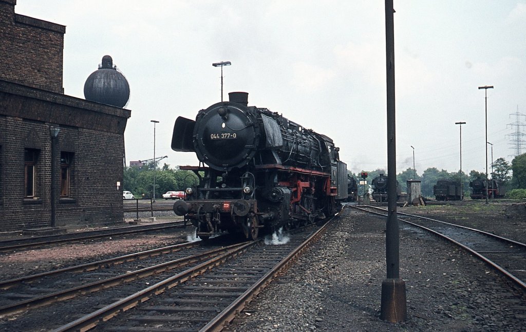 044 377-0 rollt am 21.05.1974 auf die Drehscheibe des Bw Gelsenkirchen-Bismarck