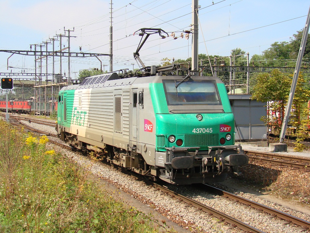 05-09-2010 - RBf Muttenz (bei Basel) : Die BB 437045 (SNCF) rangiert ... (Lokwechsel mit ein  Re 10/10 )