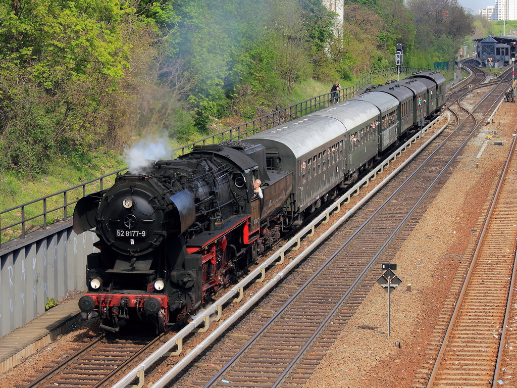 05. Mai 2013, hier 52 8177-9 auf dem S-Bahn Innenring kurz vor der Unterquerung der Hertabrcke in Berlin Neuklln die sich zwischen dem Bahnhof Neuklln und dem Bahnhof Herrmannstrasse befindet. 