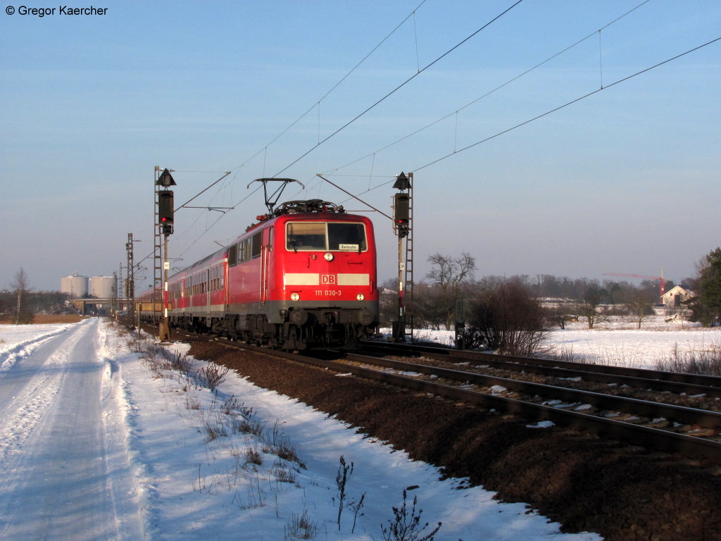 05.01.2010: 111 030-3 mit RB 38851 (Mannheim-Karlsruhe) bei Wiesental.