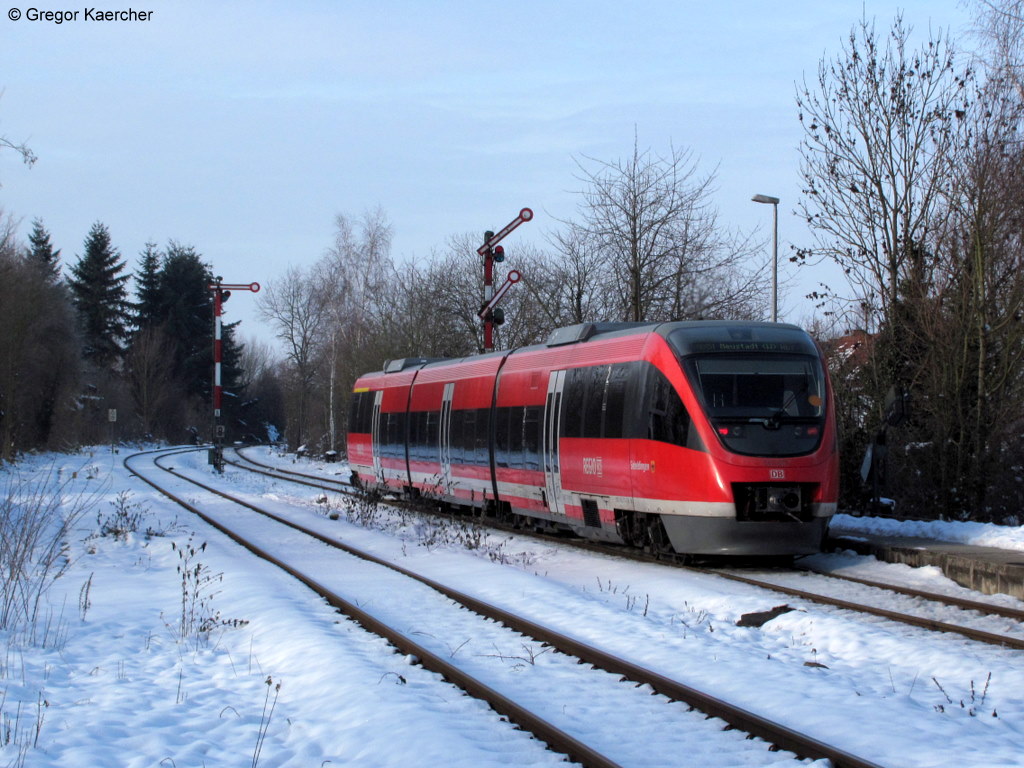05.01.2011: 643 017 mit dem Wappen und Ortsnamen der Gemeinde Siebeldingen fhrt als RB 28062 von Karlsruhe Hbf nach Neustadt (Weinstrae) Hbf in Kandel aus.