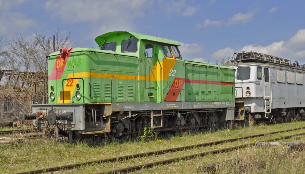 05.05.2013 Wittenberge ; Lok 22 der WAB (ex DR-V 60, Bj. 1977, VEB LEW Hennigsdorf) abgestellt am Historischen Lokschuppen. Dort ebenfalls die Schwester mit der Nr. 21.