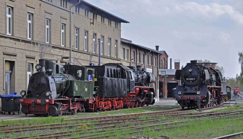 05.05.2013 Wittenberge, Historischer Lokschuppen. Zum Abschlu des Erffnungsfestes warten 50 3624, mit der  Emma  bespannt, und 50 3682-7, von einer Kleinlok gezogen, auf die Drehscheibe, um in den Schuppen geschoben zu werden.
