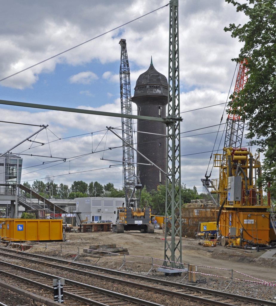 05.06.12 , Ostkreuz ; stummer und geduldiger Zeuge der andauernden Bauarbeiten : der Wasserturm
