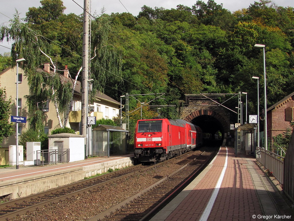 05.10.2010: Aufgrund einer Strung im Steuerwagen wurde dieser IRE an diesem Tag von 2x BR 146 im Sandwich gefahren. Hier hat 146 211-8 mit dem IRE 4908 (Stuttgart-Karlsruhe) gerade den Ersinger Tunnel passiert. Am Zugende schiebt 146 202-7.