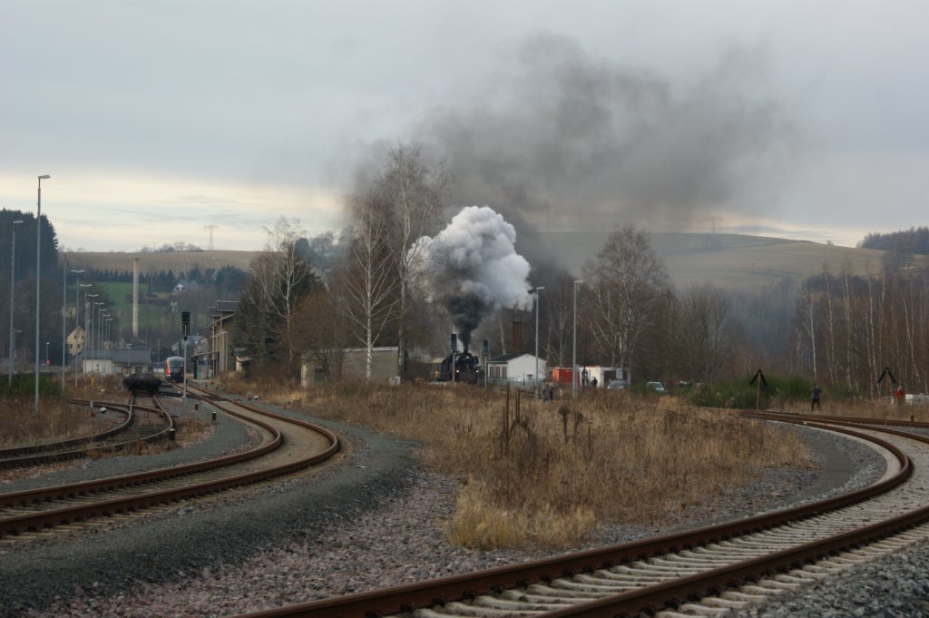 05.12.2009, Pockau-Lengefeld, Sonderzug des SEM von Chemnitz zur Abfahrt nach Marienberg mit 65 1049 als Zuglok 
Von den alten Bahnanlagen ist nicht mehr viel brig.
