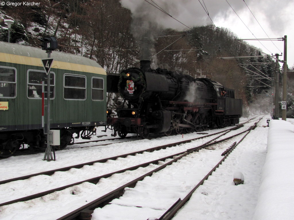 05.12.2010: 52 740-8 (eigentlich 50 2740) kuppelt nun mit Kessel voran an das hintere Zugende an. Nach dem Ankuppeln muss die Lok den Zug noch einige Meter nach vorn rangieren, damit die Ausfahrt in Bad Herrenalb wieder frei ist.