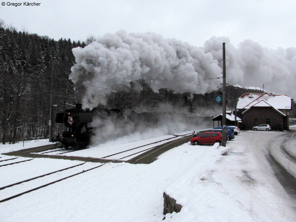 05.12.2010: Die 52 740-8 (eigentlich 50 2740) fhrt mit Ihrem sieben Wagen langen Nikolaussonderzug nach Bad Herrenalb hinauf. Hier schnauft sie mit Ihrer Fuhre durch den Bahnhof Marxzell.