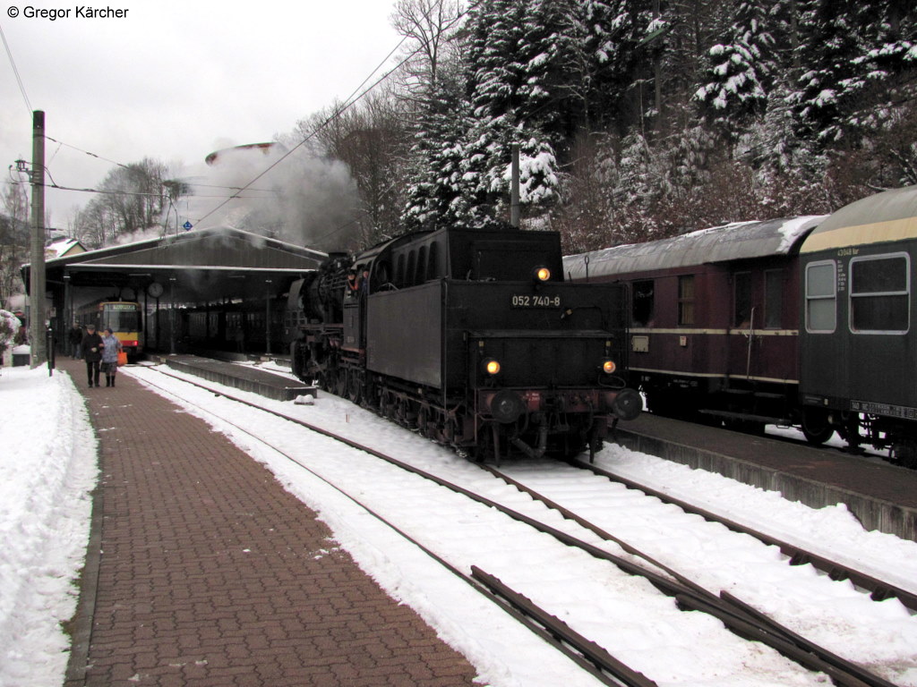 05.12.2010: Die 52 740-8 (eigentlich 50 2740) rangiert im Bahnhof Bad Herrenalb an das andere Zugende.