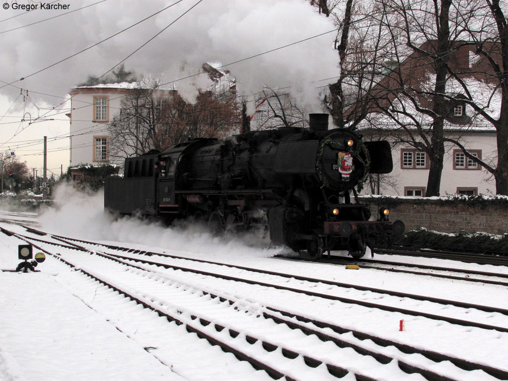 05.12.2010: Die morgendliche Leistung des Nikolaussonderzuges von Ettlingen nach Bad Herrenalb und zurck ist vollzogen. Jetzt rangiert 52 740-8 (eigentlich 50 2740) in Ettlingen Stadt an das andere Zugende um dann nochmal am Nachmittag mit Ihrem Zug nach Bad Herrenalb hochzuschnaufen. Das Bild habe ich von der Strae gemacht, ich stand nicht im Gleisbereich.