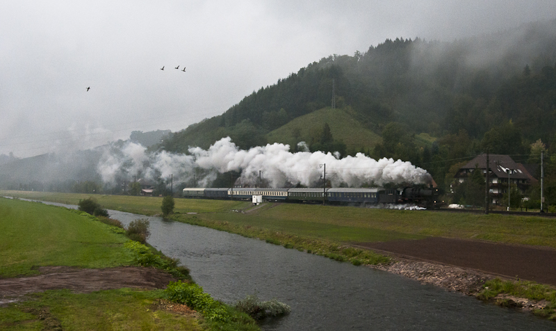 052 740 am 25. September 2010 mit IGE Sonderzug bei Gengenbach.