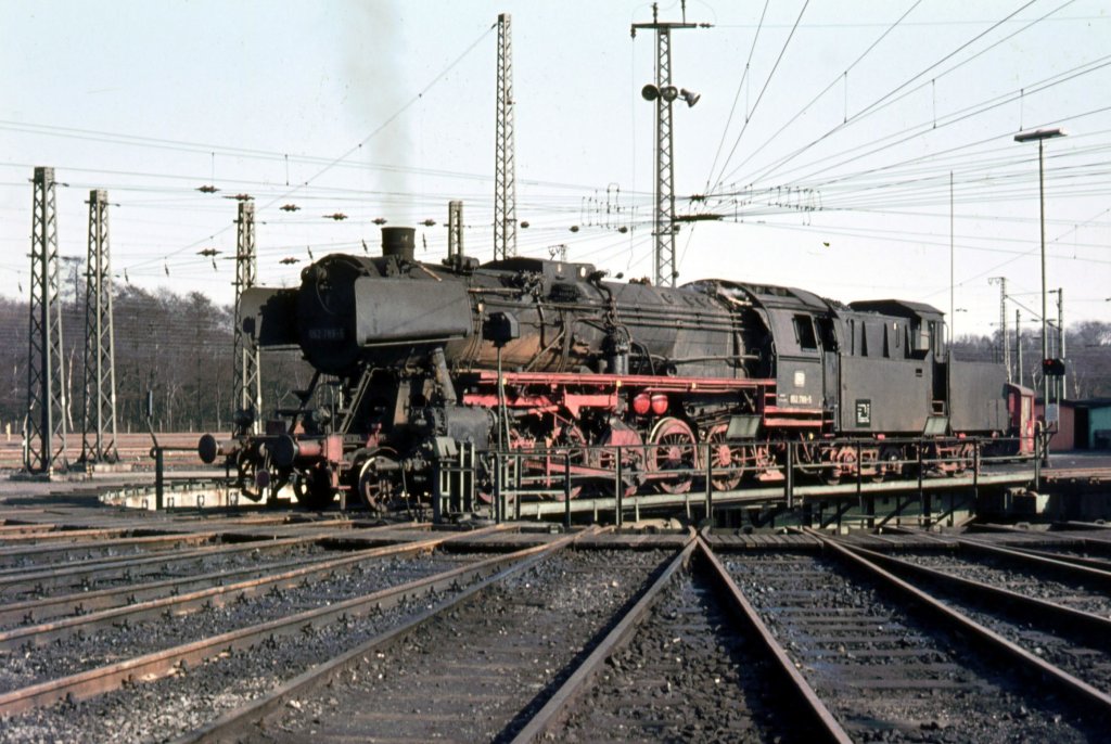052 789-5 Bw Duisburg-Wedau im April 1976. Wir machten auf dem Weg zum Stolberger Dampfabschied einen lohnenden Abstecher !