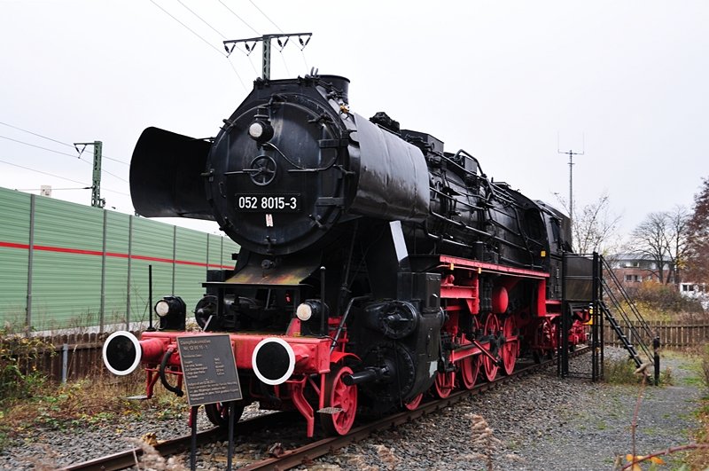 052 8015 als Denkmallok am Bf Lehrte

die 0 und die Anschrift Bw Lehrte finde ich zwar unpaend
da sie geboren im Jahre 1943 als Nr.16590 bei Krupp in Essen und
rekonstruiert 1969 im RAW Stendal wurde und damit keine DB-Lok war

aber der Zweck heiligt bekanntlich die Mittel,
sie kam im Tausch 2002 gegen eine Dampflok der RKb 1984