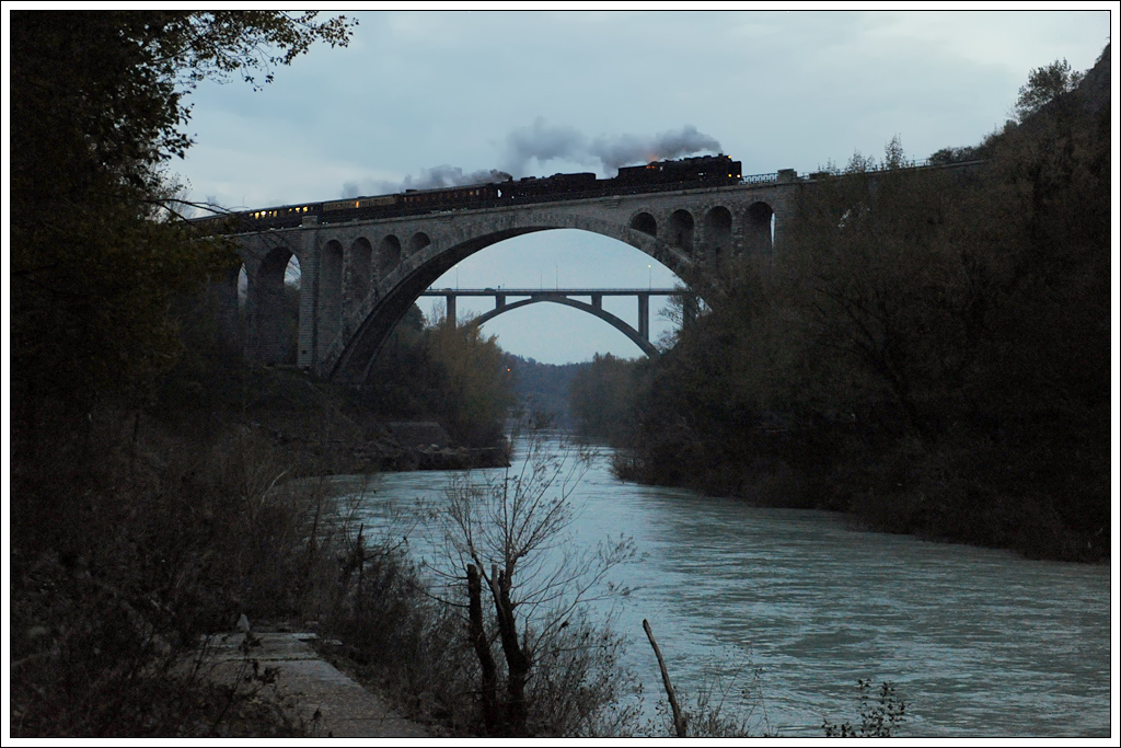 06-018 und 33-037 mit ihrem Sonderzug 13400 von Nova Gorica nach Jesenice am 10.11.2012 kurz nach Solkan bei der Querung des Isonzo (italienisch)/Soča (slowenisch). Die Salcanobrcke (Solkanski most), die der Zug gerade befhrt, ist die grte gemauerte Eisenbahn-Bogenbrcke der Welt und steht seit 1985 als technisches Denkmal unter staatlichen Schutz.