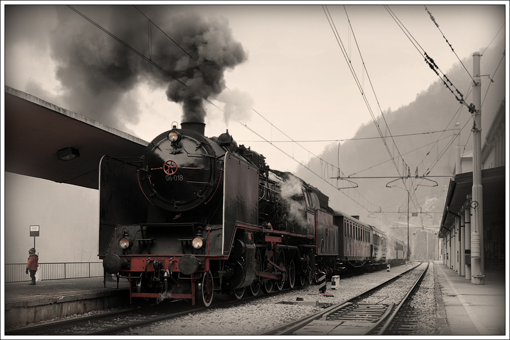 06-018 (Borsig Berlin 1930) mit ihrem Weihnachtszug 15002 von Ljubljana nach Maribor am 22.12.2012 aufgenommen in Zidani Most. 