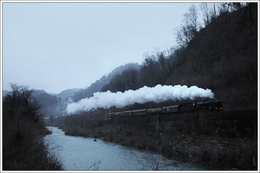 06-018 (Borsig Berlin 1930) mit ihrem Weihnachtszug 16001 von Maribor nach Ljubljana am 22.12.2012 kurz vor Zidani Most.