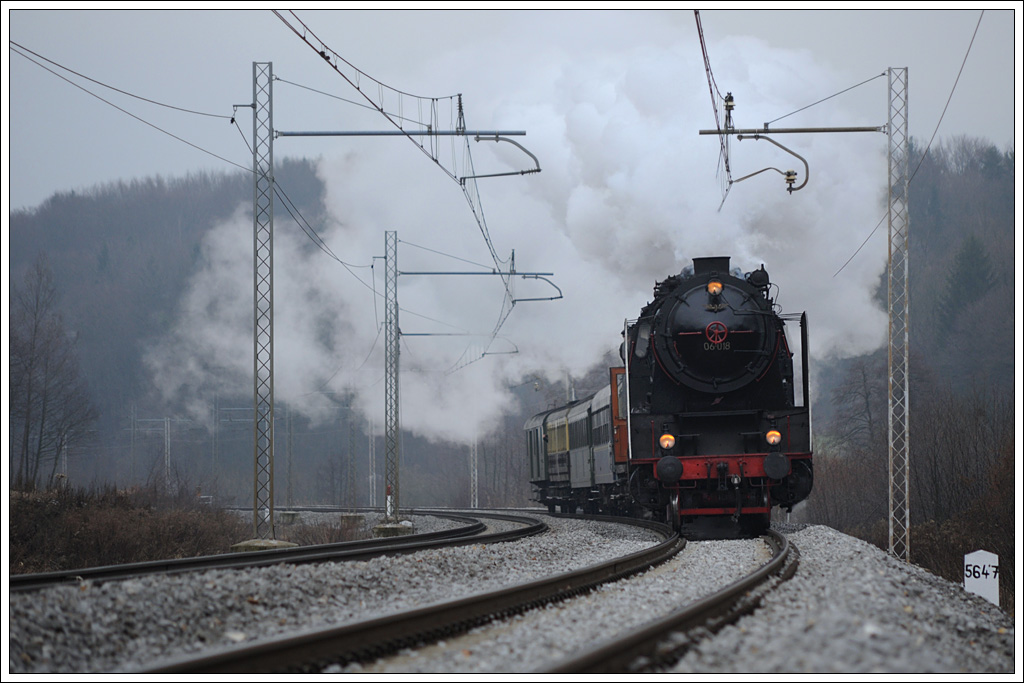 06-018 (Borsig Berlin 1930) mit ihrem Weihnachtszug 15002 von Ljubljana nach Maribor am 22.12.2012 aufgenommen zwischen und Poljčane und Slovenska Bistrica.