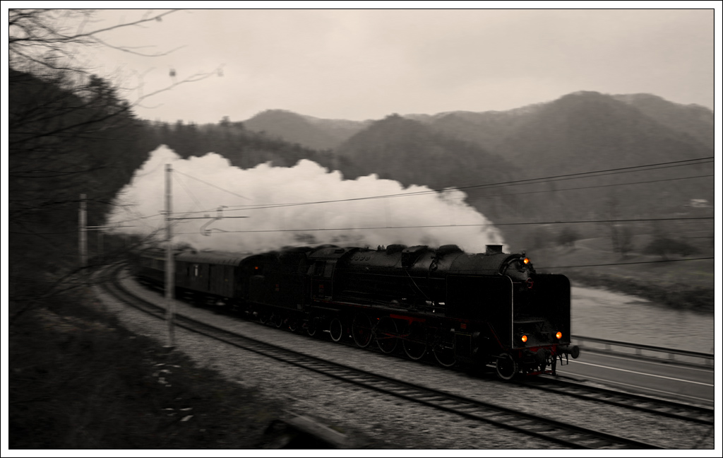 06-018 (Borsig Berlin 1930) mit ihrem Weihnachtszug 16001 von Maribor nach Ljubljana am 22.12.2012 zwischen Celje und Lako.