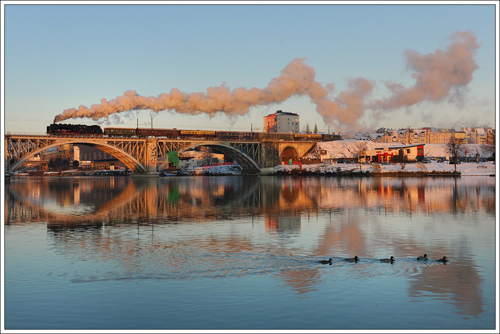 06-018, welche von Borsig in Berlin 1930 gebaut wurde, bespannte am 12.12.12 einen Sonderzug von Maribor (deutsch Marburg) nach Koper (italienisch Capodistria, deutsch Gafers). Die Aufnahme zeigt den Sonderzug 16003 bei der Querung der Drau in Maribor. (Version 2)




