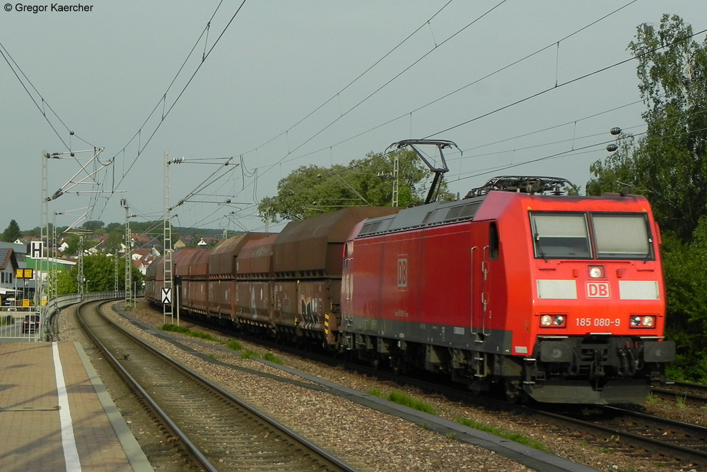 06.05.2011: Die 185 080-9 mit einem Erzzug Richtung Karlsruhe bei Berghausen-Pfinzbrcke.