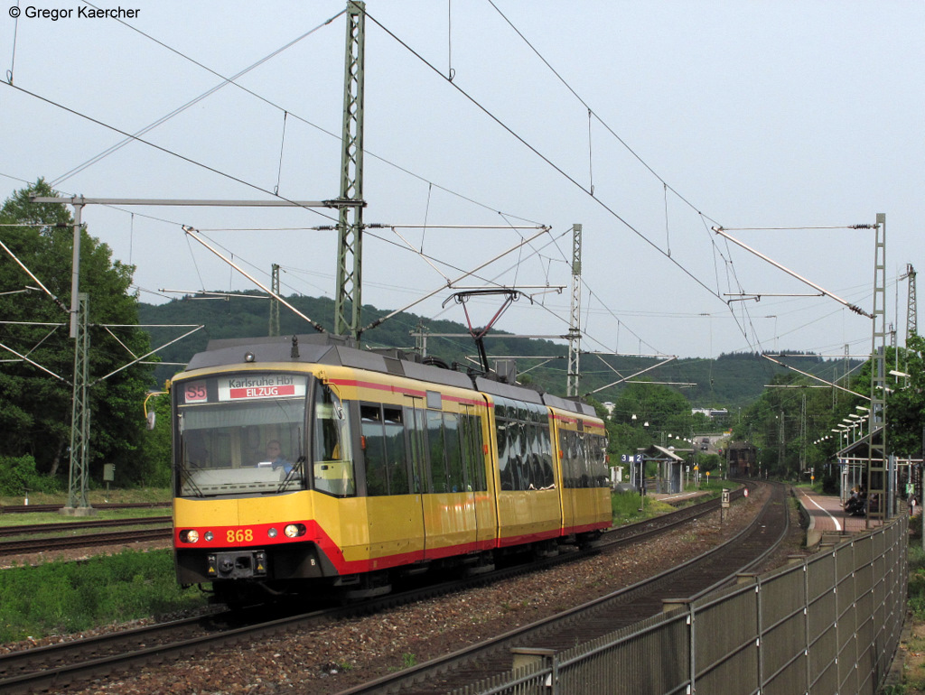 06.05.2011: Wagen 868 verlsst als S5 Eilzug nach Karlsruhe Hbf den Bahnhof Wilferdingen-Singen. Bis Karlsruhe Hbf hlt dieser Zug nur noch in Kleinsteinbach, Sllingen-Reetzstrae und Karlsruhe-Durlach.