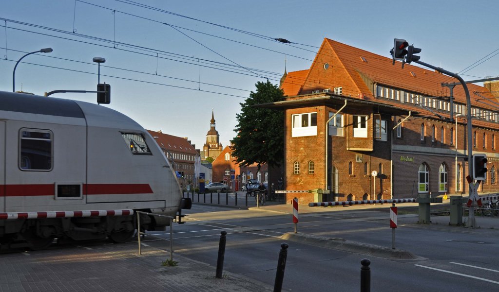 06.06.2013 Bf Stralsund ; Abendsonne liegt auf dem Stw W4 und ein IC aus Richtung Rostock fhrt ein