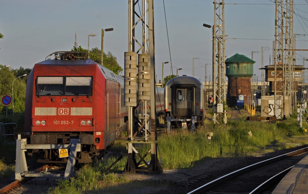 06.06.2013 Bf Stralsund ; der IC-Wendezug mit der 101 053 - 7 hat fr heute Feierabend (gegen 21.00 Uhr)