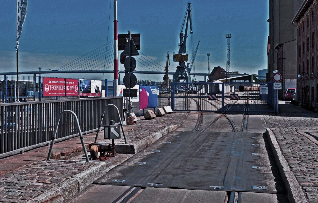06.06.2013 Stralsund, an der Zugbrcke ber den Querkanal (zwischen Hafeninsel und Seehafen)
