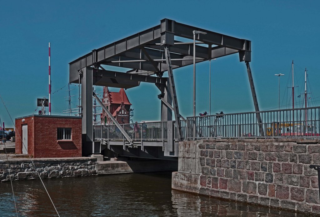 06.06.2013 Stralsund, Hafeninsel; die Zugbrcke (Bahn u. Strae) ber den Querkanal, Verbindung zwischen Hafeninsel und Seehafen