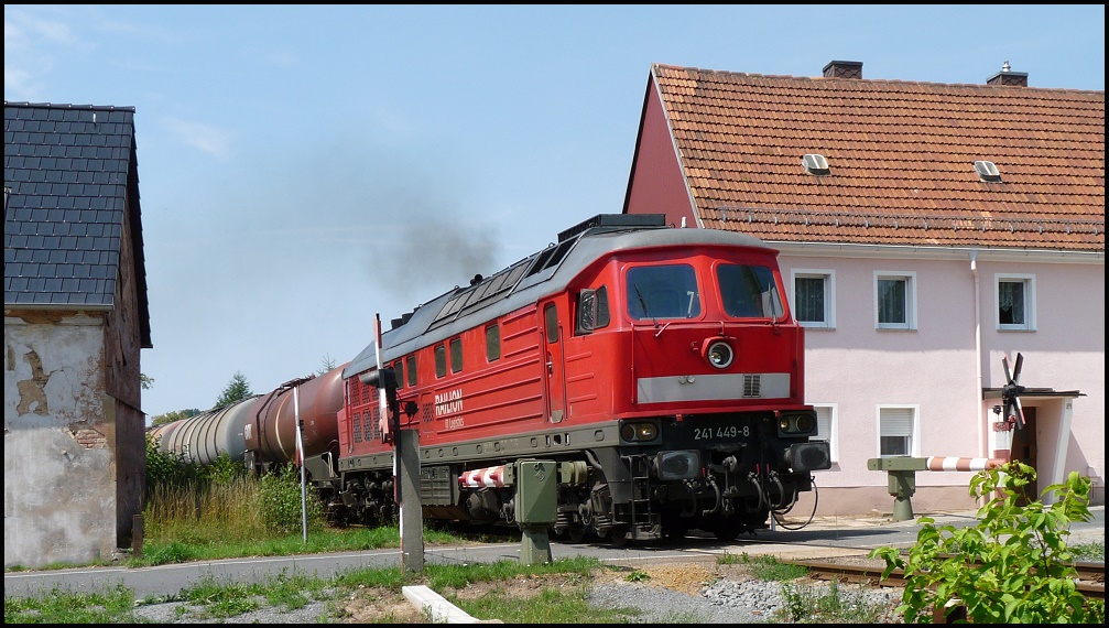 06.07.2011, 241 449. Ortslage Nossen. Hier wackeln wohl die Kaffeetassen wenn die kraftvolle Maschine durch die Huserfront jault.