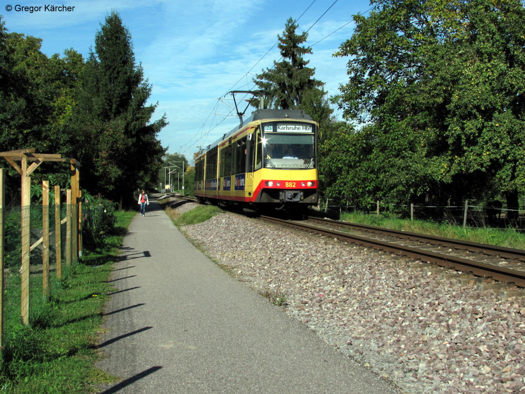 06.10.2010: TW 882 mit Werbung von City- und Regioquattro des KVV unterwegs als S31 von Odenheim nach Karlsruhe Hbf. Aufgenommen zwischen Ubstadt- Uhlandstrae und Ubstadt Ort.