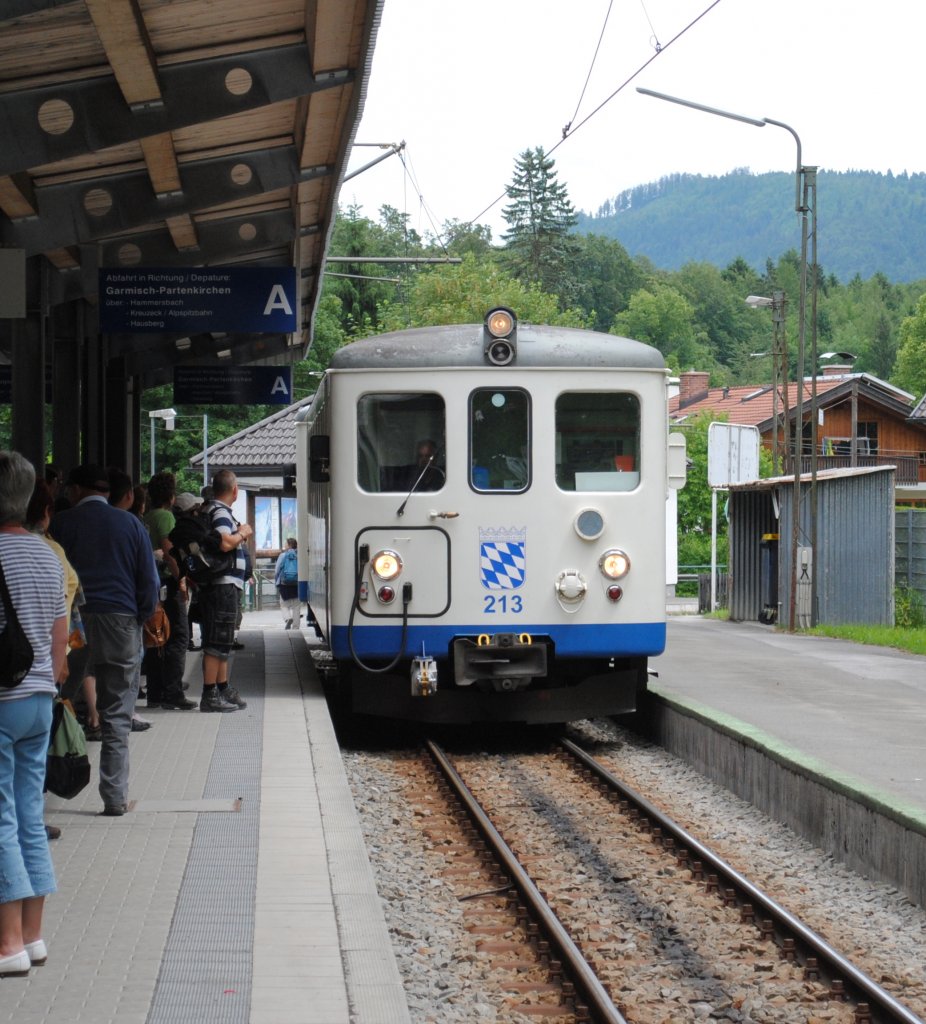 07.06.2011 Umsteigen in Grainau und Einfahrt bekommt der Zug Bj.1956 der Zugspitzbahn.