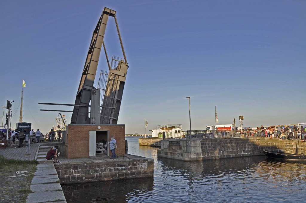 07.06.2013 Stralsund, Hafeninsel; die geffnete Zugbrcke (Bahn u. Strae) ber den Querkanal (Verbindung zwischen Hafeninsel und Seehafen)