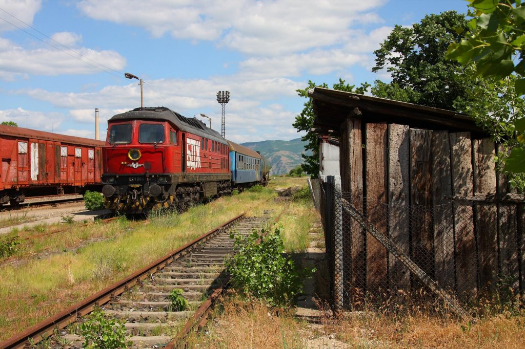 07124  Ludmilla  der bulgarischen Eisenbahn wartet mit einem Wasserwagen
im Bahnhof Kardzali auf einen mit einer Dampflok bespannten Sonderzug am
10.5.2013. 