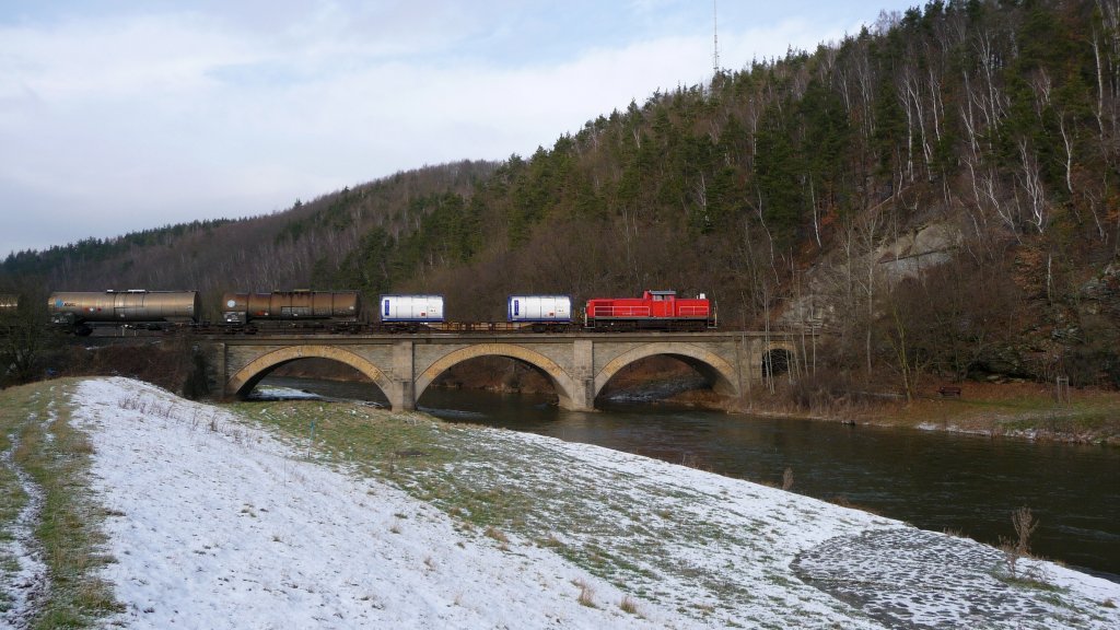 08.02.2013 BR 294 mit Kesselwagen auf der Elsterbrcke in Rothenthal.