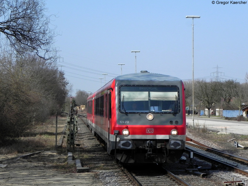 08.03.2011: 628 213 fhrt als RB 38475 (Germersheim-Bruchsal) im Bahnhof Phillipsburg ein und wartet auf den RE 3858 nach Mainz.